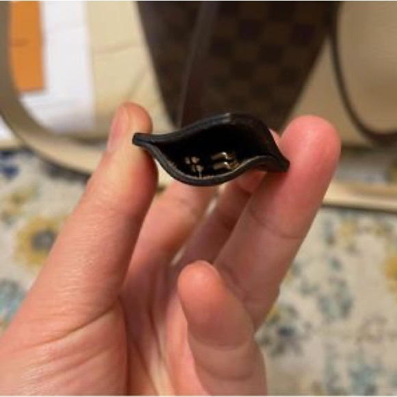 Authentic LV cross body/ shoulder bag. - Picture 8 of 10